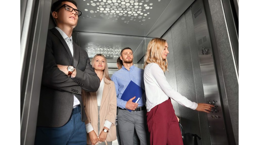 oficinistas en un ascensor de pasajeros